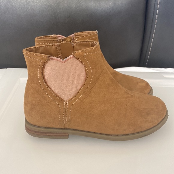 Toddler girl tan boots with cozy hat - Picture 2 of 4